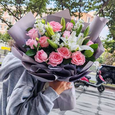自贡11朵戴安娜粉玫瑰百合，与你一起追逐梦想