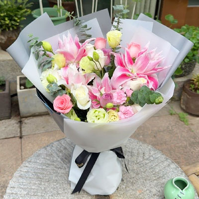 自贡9朵玫瑰混搭百合，爱恋纯真无邪