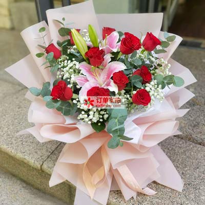 自贡11朵红玫瑰百合，全世界里只有一个你
