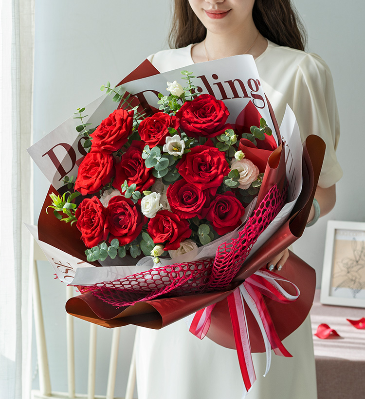 女朋友生日，送玫瑰花束合适还是百合花更好？